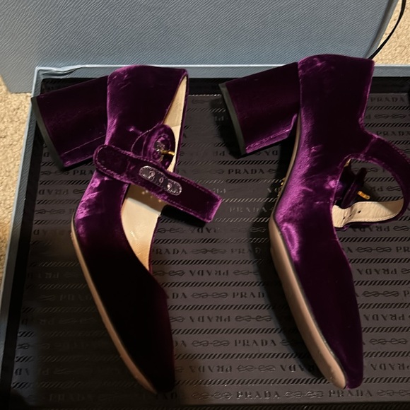Prada purple velvet Mary Jane heels - Picture 4 of 6